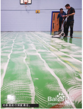 翻新体育馆磨损严重的弹性地板