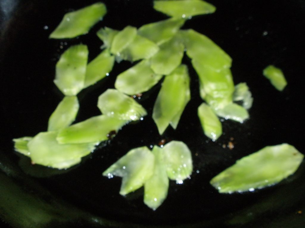 教你快速学会制作爆炒莴笋青辣椒，美味不停歇!