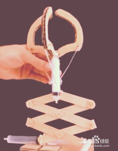 如何如何用纸板和注射器来做抓娃娃机