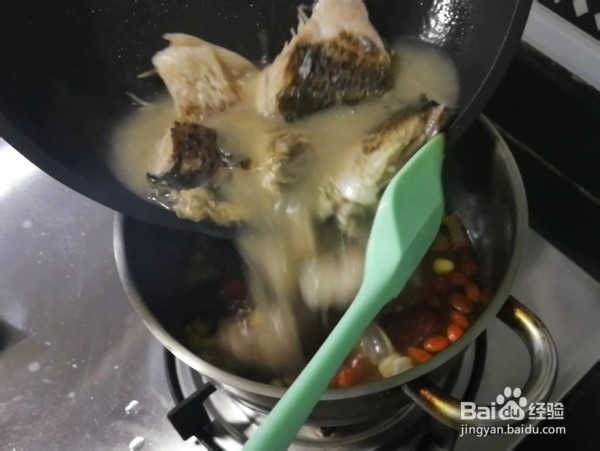红枣鲫鱼汤的做法