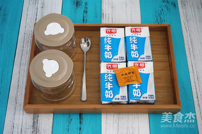 杂锦水果谷物酸奶