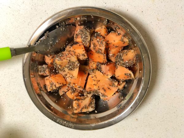 奇亚籽三文鱼熟沙拉