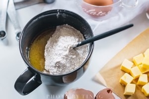 自己在家制作美味的微波炉香草蛋糕