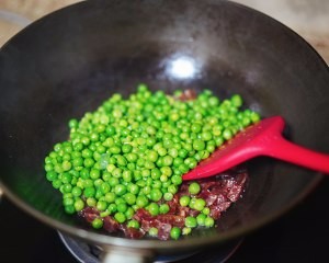 如何做好吃豌豆炒腊肠