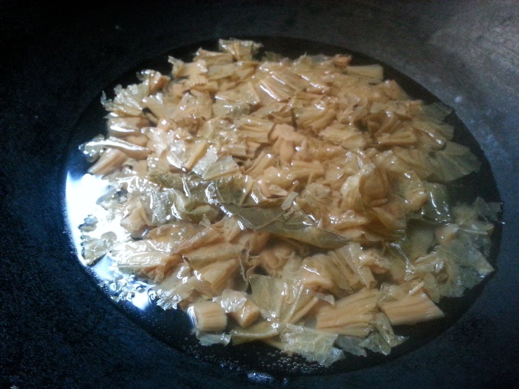 妈妈做的咸菜干炒猪心好吃极了！