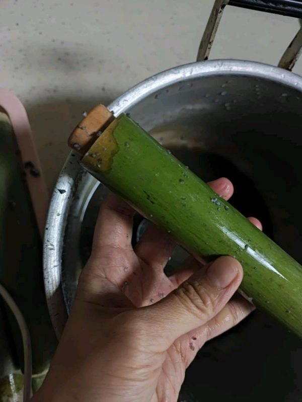 五步完成竹筒粽乌米粽
