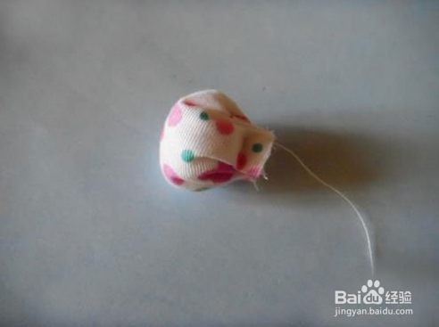 怎么制作废弃的口红瓶DIY创意针插？