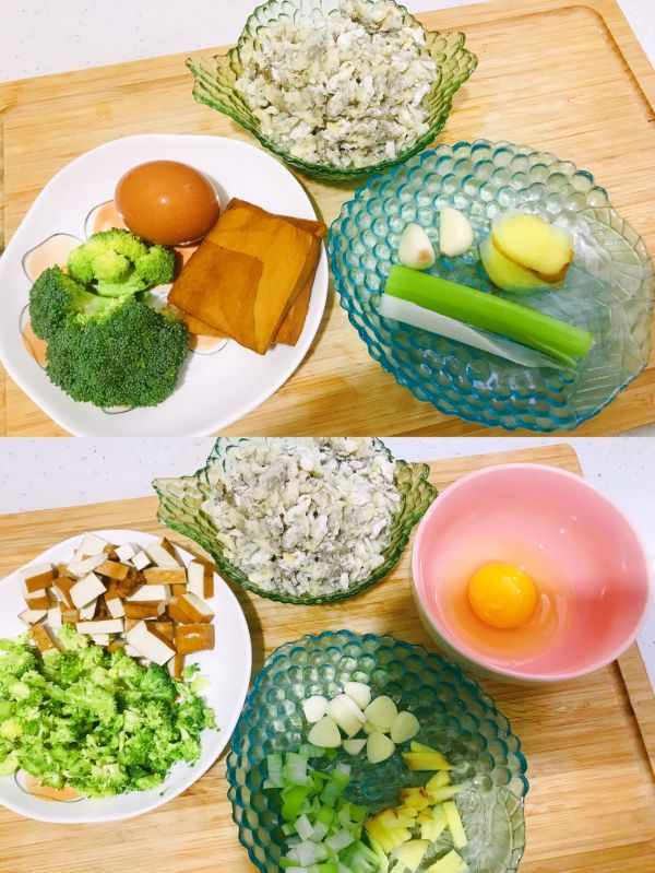 西蓝花豆干炒槐花麦饭