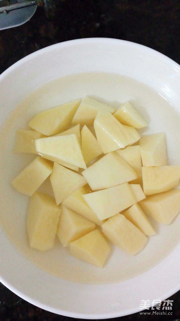 土豆烧排骨的做法