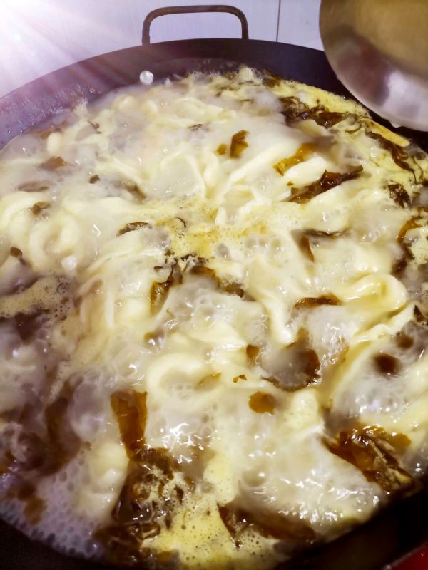 一碗酸菜手擀面