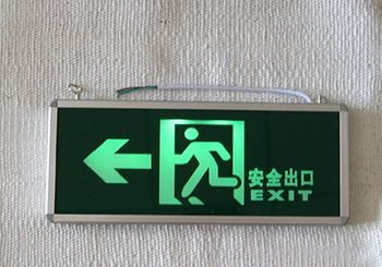 寻找安全出口,或者从最近的楼梯快速撤离到开阔位置