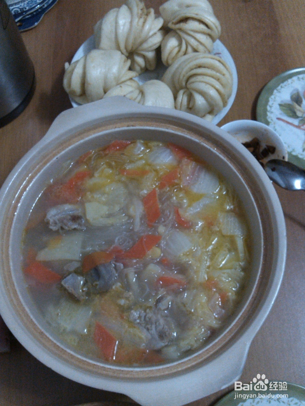 美味砂锅白菜大骨汤