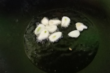 西芹山药炒木耳的做法