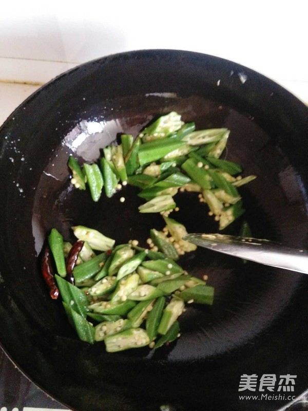 秋葵炒鸡蛋的做法