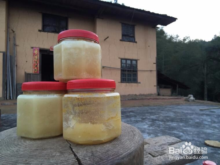 蜂蜜表面有一层白色泡沫且有酸味是什么情况