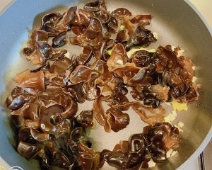 教你怎么做木耳炒鸡蛋