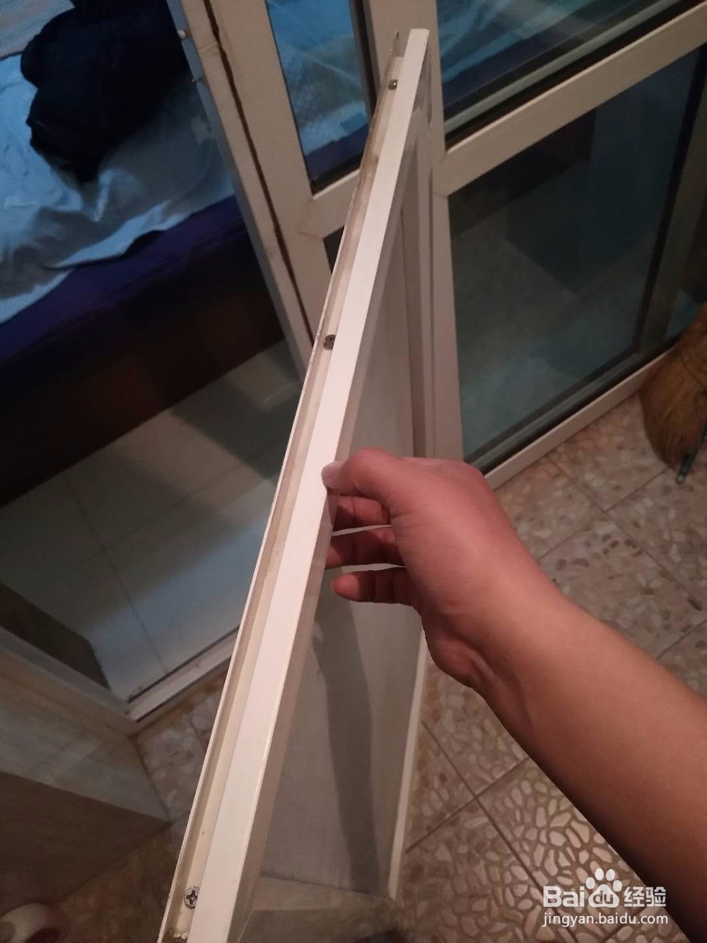 塑钢窗纱窗时间久了，拉开容易脱轨