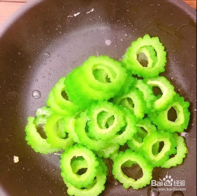 怎么制作苦瓜圈炒蛋？