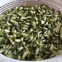 槐花麦饭的制作方法