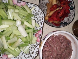 芹菜牛肉丝的做法