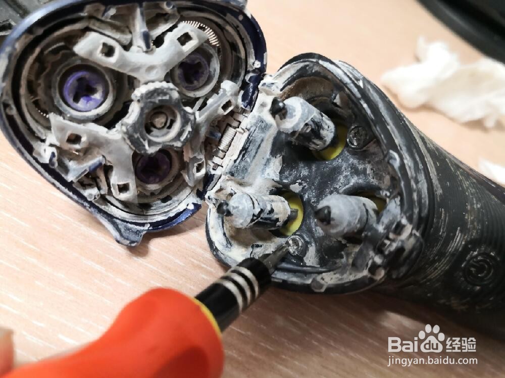 怎样拆卸清洗飞利浦PT868剃须刀内部