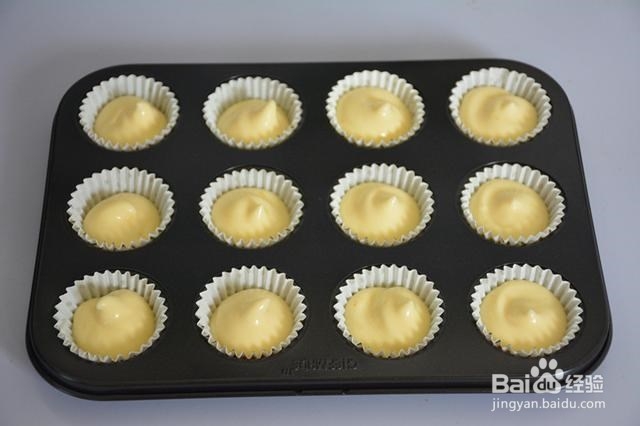 松软蓬松可妮兔纸杯蛋糕
