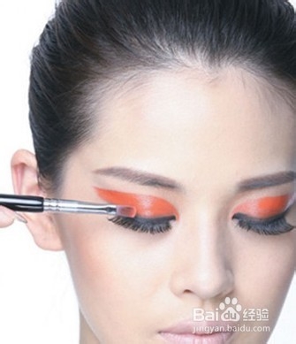 唇膏新用法 充当眼影打造魅惑T台妆容