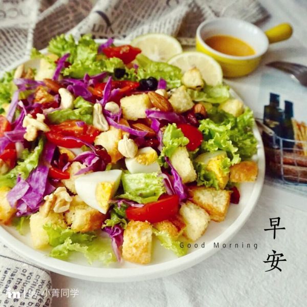 缤纷面包丁沙拉