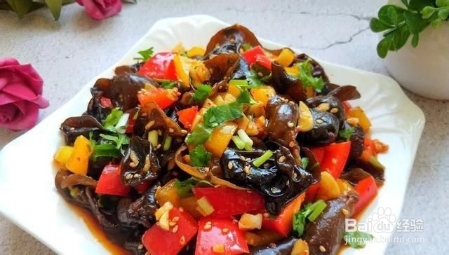 彩椒拌木耳 补血清肠好处多