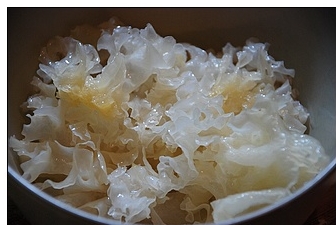 冰糖银耳雪梨汤