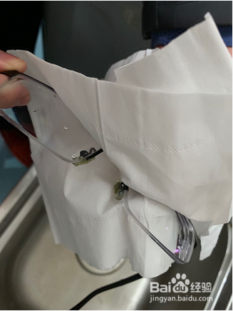眼镜上有绿色的污渍怎么清理