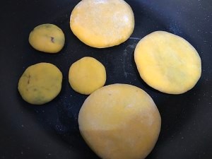 南瓜紫薯发面饼的做法
