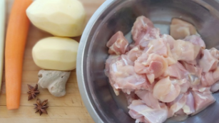 自己制作鸡腿炖土豆