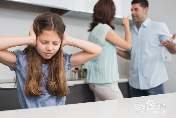父母总是吵架孩子应该怎么办？