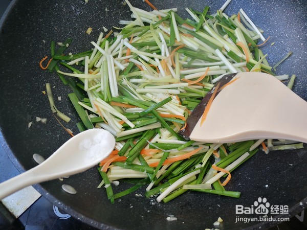 教你做鸡蛋炒双色韭菜