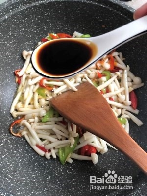 青红椒炒白玉菇的制作方法！