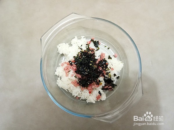 如何制作海苔火腿饭团