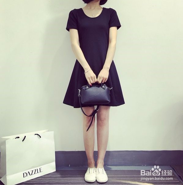 夏季小黑裙怎么搭配