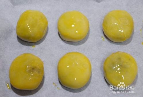 莲蓉蛋黄酥（不用醒面，不用揉出膜）怎么做？