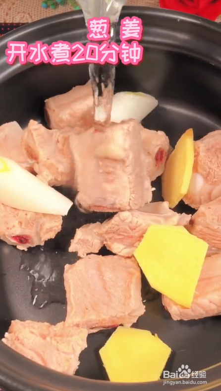 家庭版裙带菜排骨汤的做法