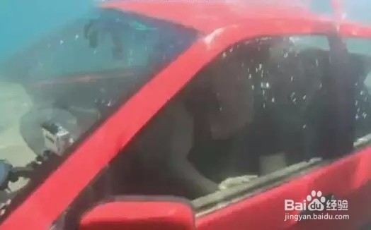 怎么在车里落水自救