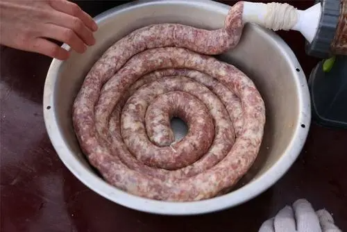 灌香肠10斤肉放多少盐