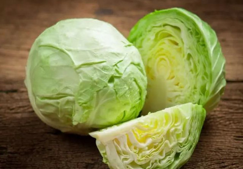 圆白菜叶子切碎，加少量水后分别加入肥皂水、白醋、清水后有什么变化