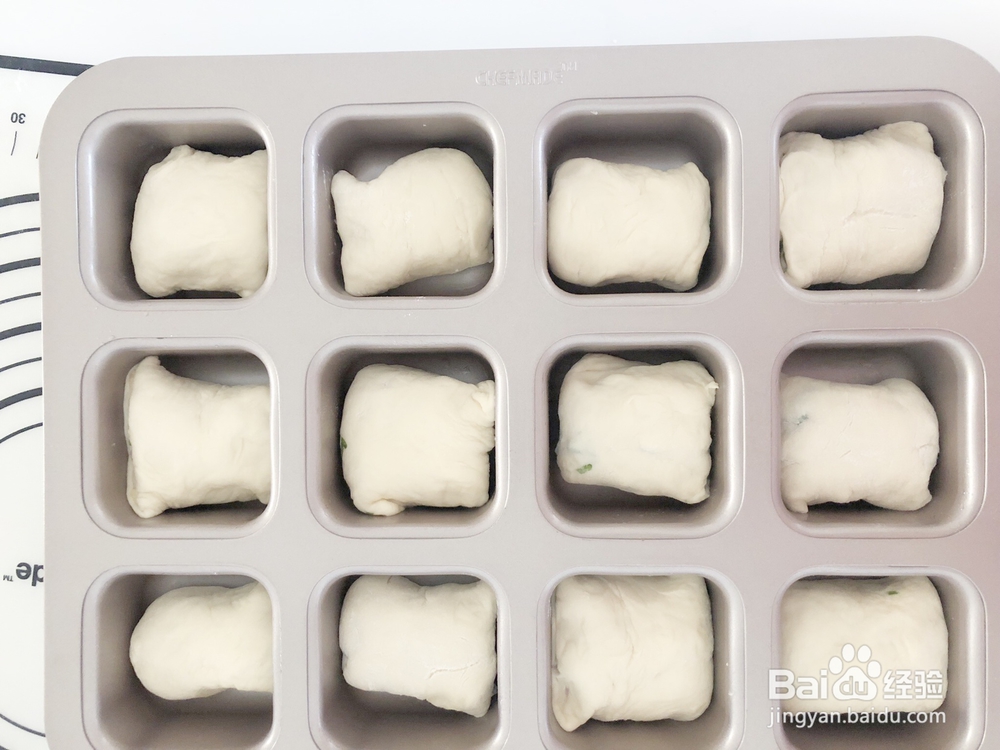 香气浓郁的芝士肉肠香葱面包