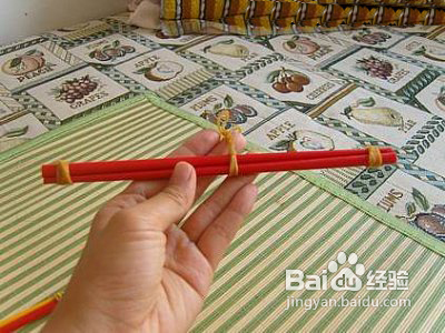 旧筷子变身小衣挂的做法