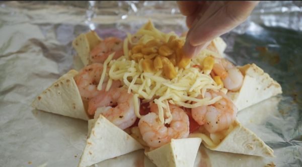 浓厚拉丝太阳海鲜披萨