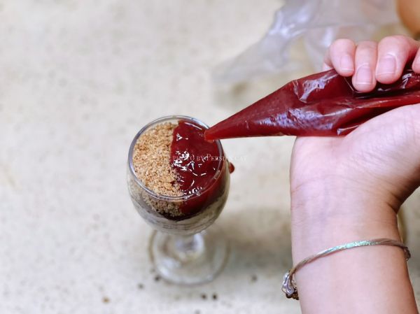 草莓酱奶酪三色木糠杯