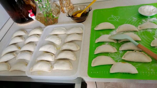 三鲜馅韮菜盒子