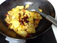 杏鲍菇焖土豆片的做法