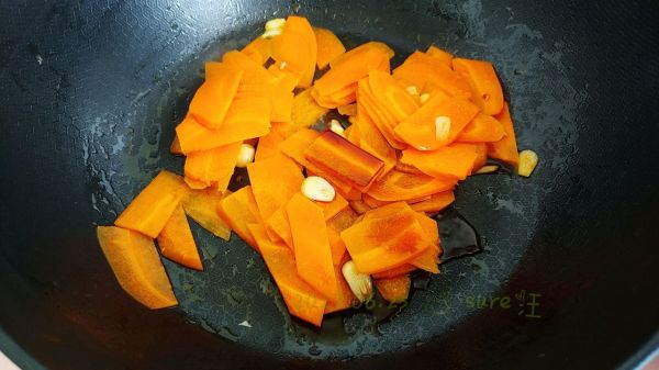 蒜油生炒胡萝卜
